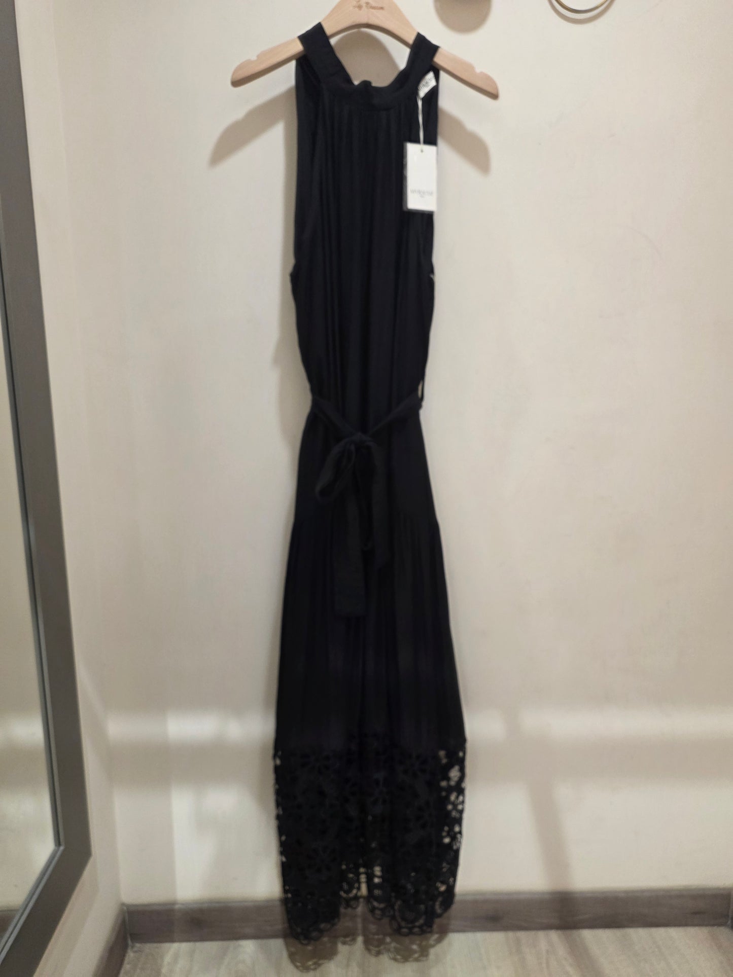 Robe Longue Noire Col Halter Ceinturée – Bas Dentelle Brodée